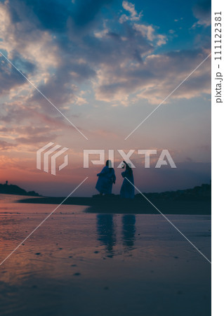 雲海に沈む夕日を眺める若い女性のシルエット 雲海に沈む夕日を眺める若い女性のシルエット 111122381