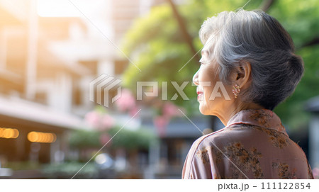 シニア女性の横顔、笑顔の日本人のお年寄りの顔アップ シニア女性の横顔、笑顔の日本人のお年寄りの顔アップ 111122854