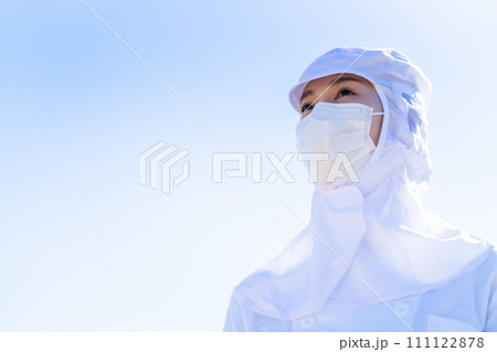 食品工場で働く若い女性 111122878