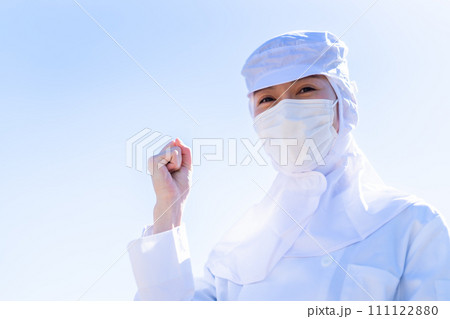 食品工場で働くガッツポーズの若い女性 111122880