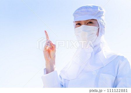 食品工場で働く注目の若い女性 食品工場で働く注目の若い女性 111122881