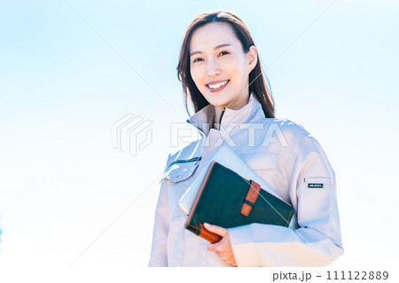 希望に満ちた作業着姿の若い女性エンジニア 希望に満ちた作業着姿の若い女性エンジニア 111122889