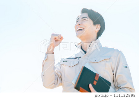 ガッツポーズの若い男性エンジニア ガッツポーズの若い男性エンジニア 111122898