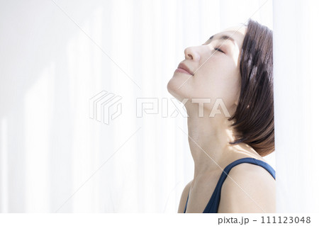 美しい女性 111123048