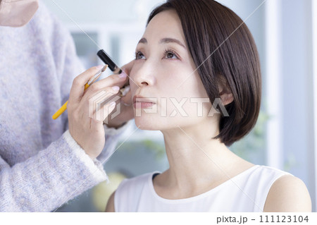 メイクしてもらう美しいモデルさん 111123104