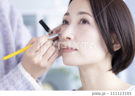 メイクしてもらう美しいモデルさん 111123105