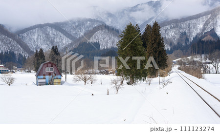 冬の秋田内陸線　羽後長戸呂駅から望む白い風景 111123274