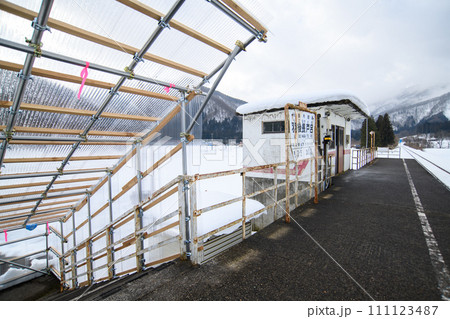 冬の秋田内陸線　羽後長戸呂駅の雪対策された階段 111123487