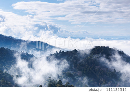 2024年1月29日 見事な雲海に覆われた奈良盆地 折り重なる山々の谷間を漂う雲海 若草山の山頂にて 2024年1月29日 見事な雲海に覆われた奈良盆地 折り重なる山々の谷間を漂う雲海 若草山の山頂にて 111123513