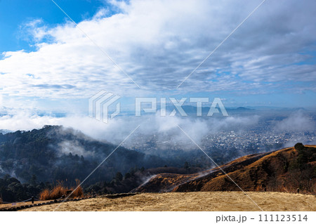 2024年1月29日 見事な雲海に覆われた奈良盆地 次第に雲海が晴れていく奈良盆地 若草山の山頂にて 2024年1月29日 見事な雲海に覆われた奈良盆地 次第に雲海が晴れていく奈良盆地 若草山の山頂にて 111123514