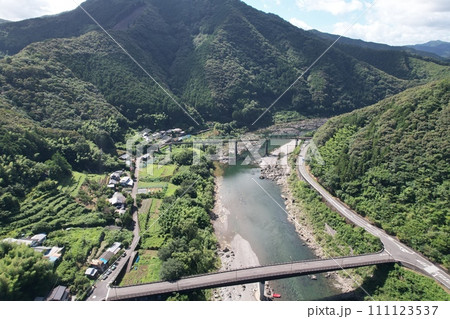 空から四万十川と鉄橋 111123537