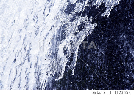 滝の側の氷柱 滝の側の氷柱 111123658