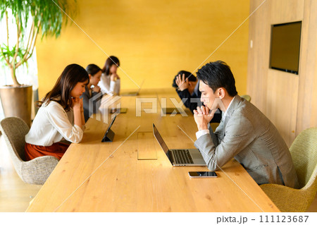 会議をしているカジュアルなビジネスパーソン 会議をしているカジュアルなビジネスパーソン 111123687