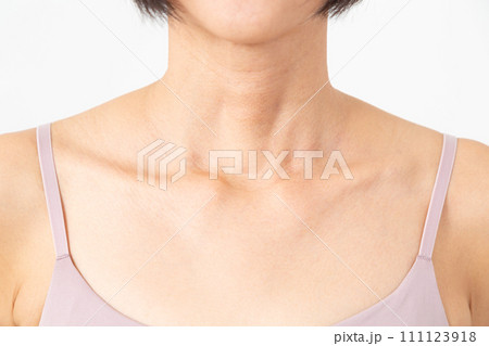 ミドル女性の胸元と首元 111123918