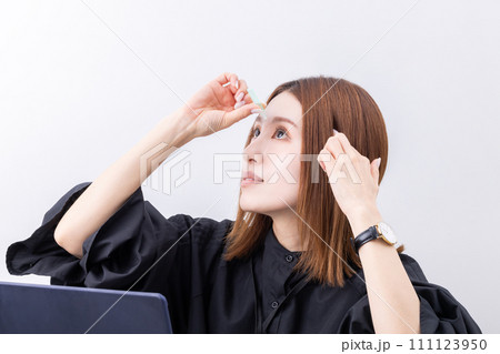 目薬をさす女性　woman applying eye drops 111123950
