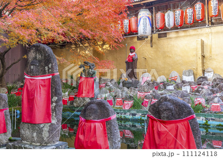 京都 引接寺 (千本ゑんま堂) 本堂裏にあるたくさんの地蔵と紅葉 京都 引接寺 (千本ゑんま堂) 本堂裏にあるたくさんの地蔵と紅葉 111124118