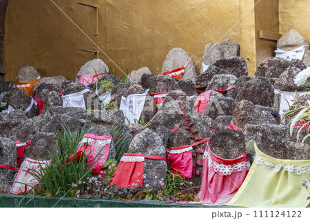 京都　引接寺 （千本ゑんま堂）　本堂裏にあるたくさんの地蔵と紅葉 111124122