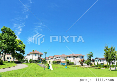 青空の住宅街と公園の風景 青空の住宅街と公園の風景 111124306