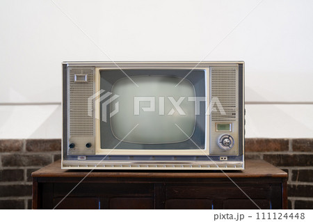 昭和時代のレトロで古びたテレビ 111124448