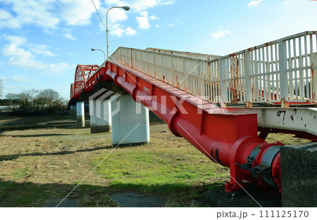 水管橋の上に歩道が設置されている大野島水管橋 111125170