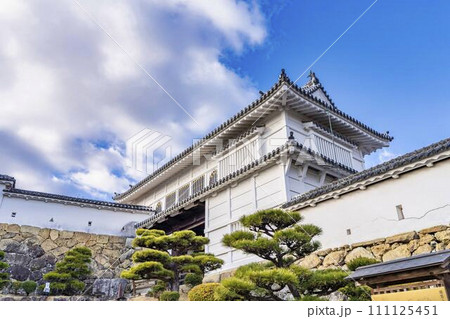 夕暮れの国宝姫路城　菱の門　兵庫県姫路市 111125451