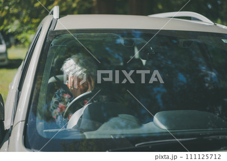 高齢ドライバー 111125712