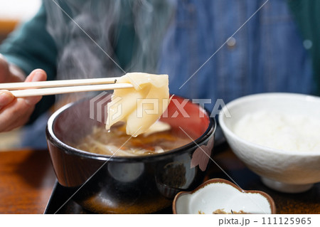岩手の郷土料理ひっつみ汁の食事風景 111125965