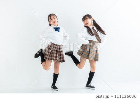 制服を着た笑顔の小学生　Smiling elementary school student 111126036