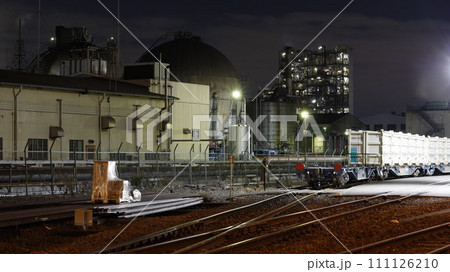 神奈川臨海鉄道の末広町駅貨物ヤード（川崎市）に止まる貨物列車のコンテナと、背後に見える工場夜景 111126210