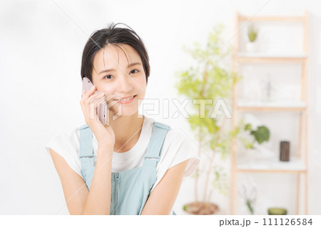 スマートフォンを見る20代女性 スマートフォンを見る20代女性 111126584