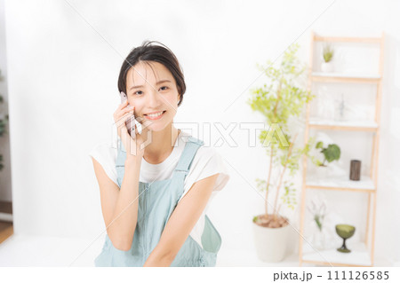 スマートフォンを見る20代女性 111126585