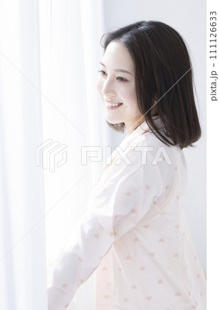 パジャマを着た爽やかな女性 パジャマを着た爽やかな女性 111126633