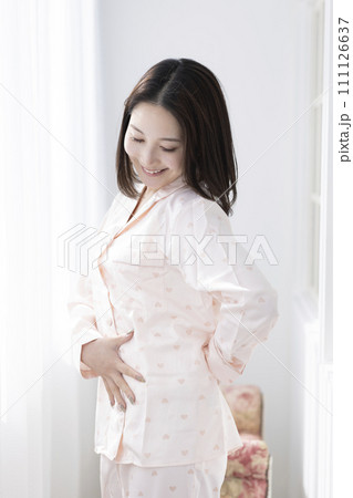 パジャマを着たスリムな女性 111126637