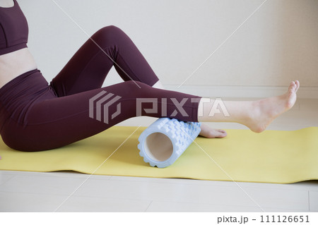 ホームローラーで脚をマッサージする若い女性 ホームローラーで脚をマッサージする若い女性 111126651