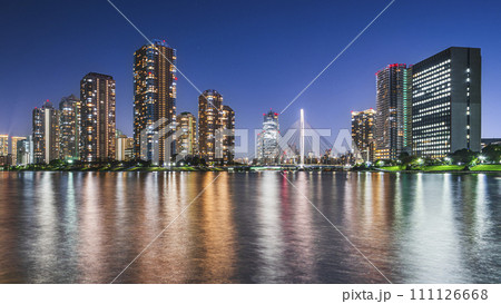 隅田川テラスから見る佃島の高層マンション群と中央大橋の夜景【東京都・中央区】 隅田川テラスから見る佃島の高層マンション群と中央大橋の夜景【東京都・中央区】 111126668
