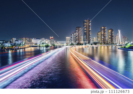 隅田川の都市夜景　佃島に向かってのびる船の光跡【東京都・中央区】 111126673