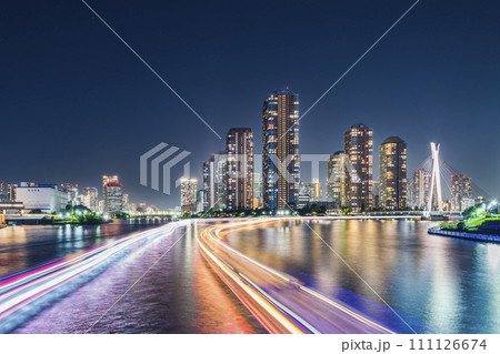 隅田川の都市夜景　佃島に向かってのびる船の光跡【東京都・中央区】 111126674