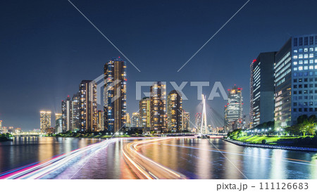 隅田川の都市夜景 佃島に向かってのびる船の光跡【東京都・中央区】 隅田川の都市夜景 佃島に向かってのびる船の光跡【東京都・中央区】 111126683