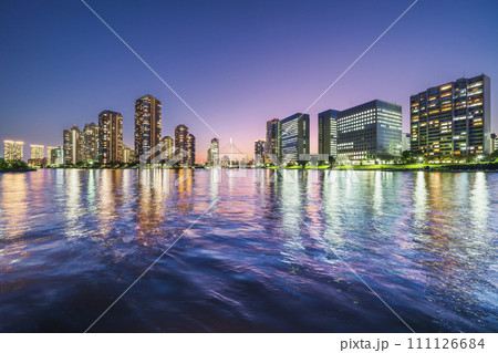 隅田川沿いのタワーマンション群の都市夕景【東京都・中央区】 111126684