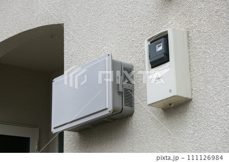 蓄電池　壁掛け　電気メーター 111126984