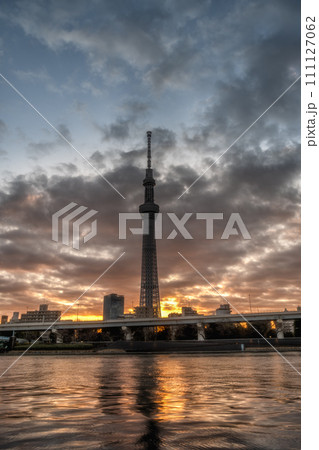 朝陽に映える東京スカイツリー 111127062