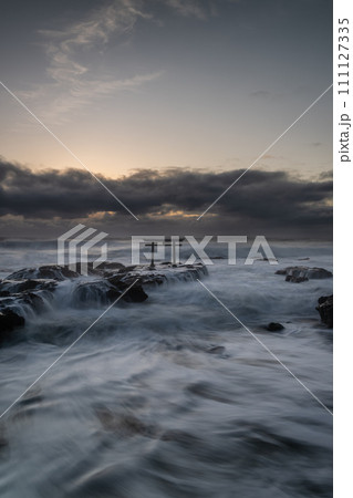 大洗磯前神社神磯の鳥居　波が荒れた朝 111127335