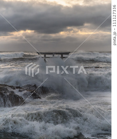 大洗磯前神社神磯の鳥居　波が荒れた朝 111127336