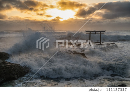 大洗磯前神社神磯の鳥居　波が荒れた朝 111127337