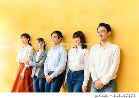 若い仲間たが揃う 若い仲間たが揃う 111127373