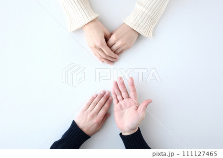 男女の話し合う手 111127465