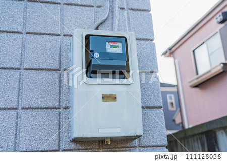 住宅に設置された電力量計 メーターボックスの写真素材 [111128038