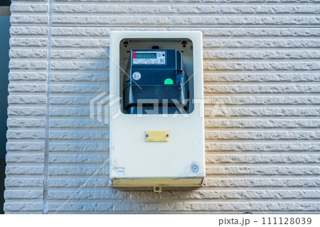 住宅に設置された電力量計　メーターボックス 111128039