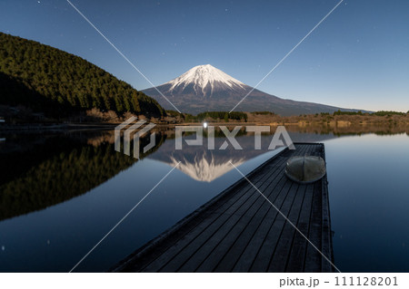 田貫湖から臨む冬の富士山 111128201