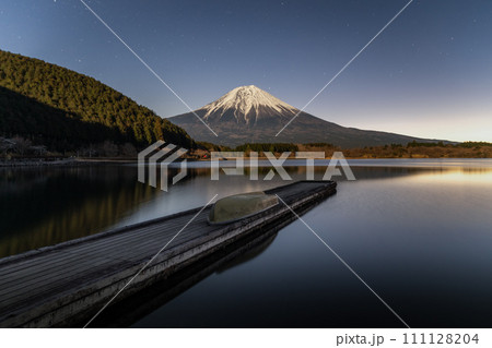 田貫湖から臨む冬の富士山 田貫湖から臨む冬の富士山 111128204